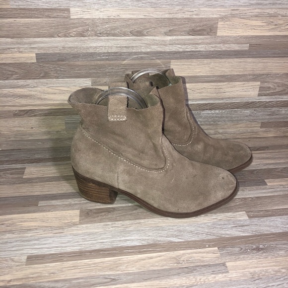 Carlos Santana Shoes - Carlos Santana Tan Ankle Booties Pull On size 7.5